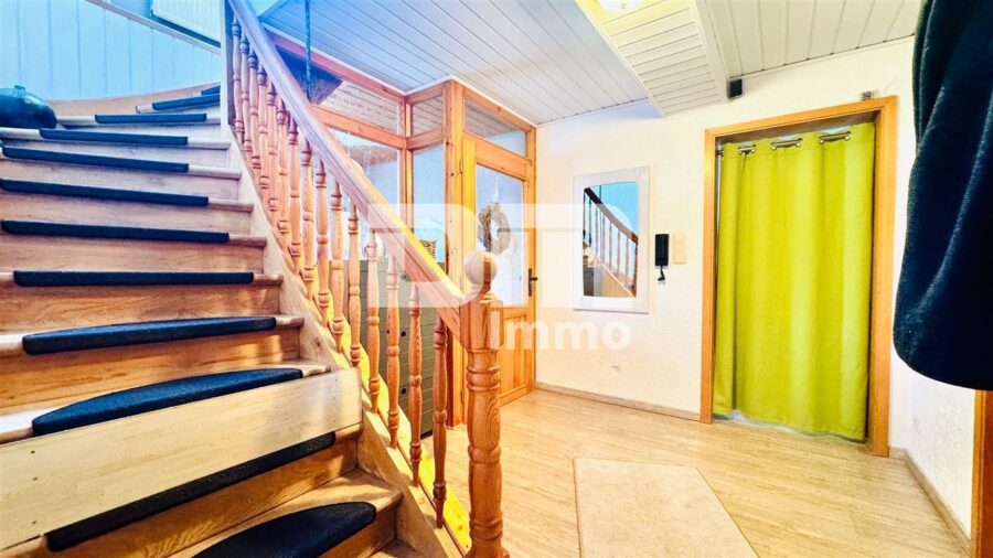 Wohnensemble mit Platz für Visionen: Saniertes Fachwerkhaus / Scheune + Halle mit Paddock - Gebäude 1 OG Flur / Diele / Treppenaufgang